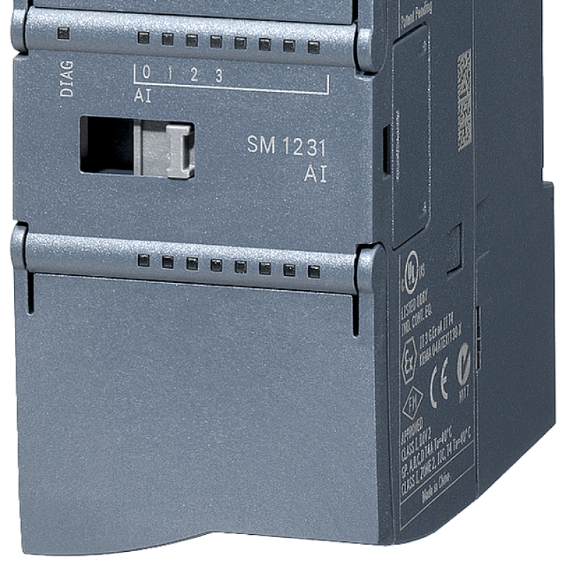 نمای نزدیک از یک سوئیچ سه فاز روی پس زمینه سفید