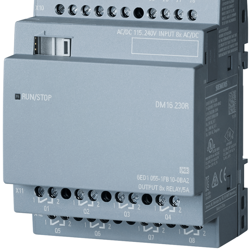 نمای نزدیک از یک رله سه فاز با پس زمینه سفید