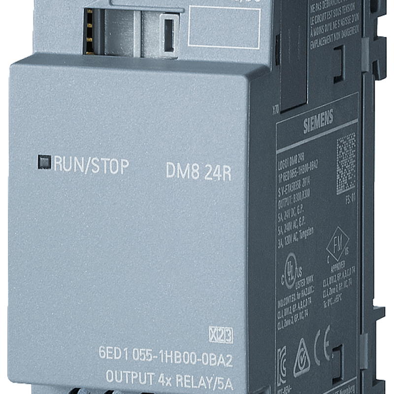 نمای نزدیک از سه سوئیچ رله در پس زمینه سیاه