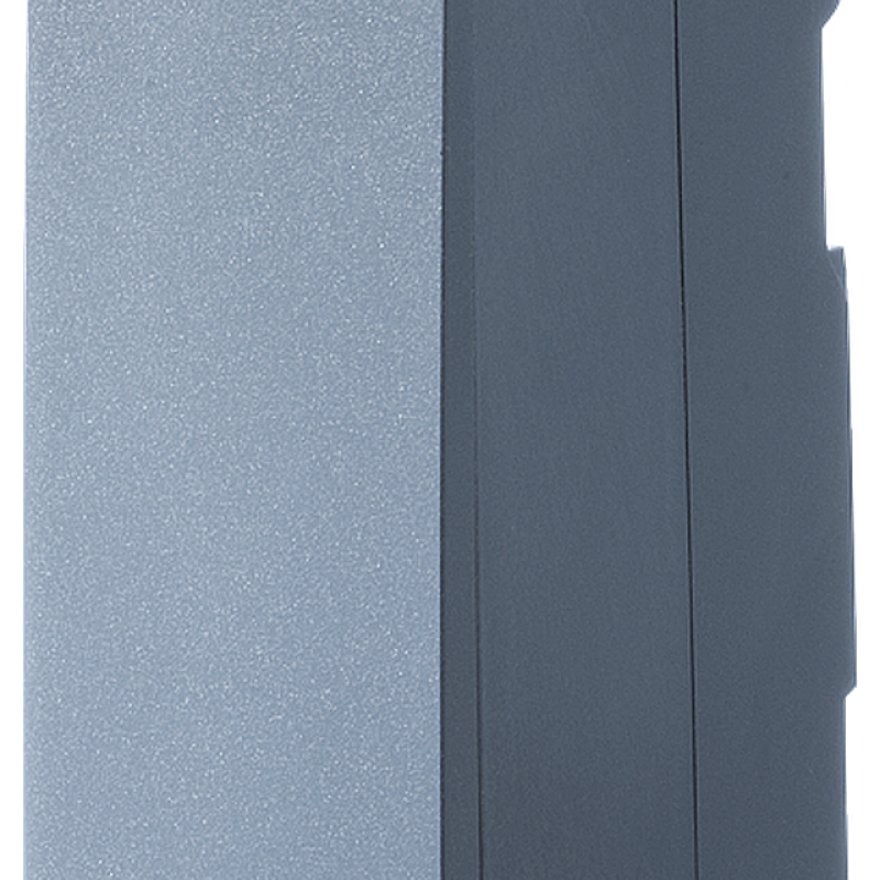 نمای نزدیک از یک برج کامپیوتر خاکستری با پس زمینه سیاه