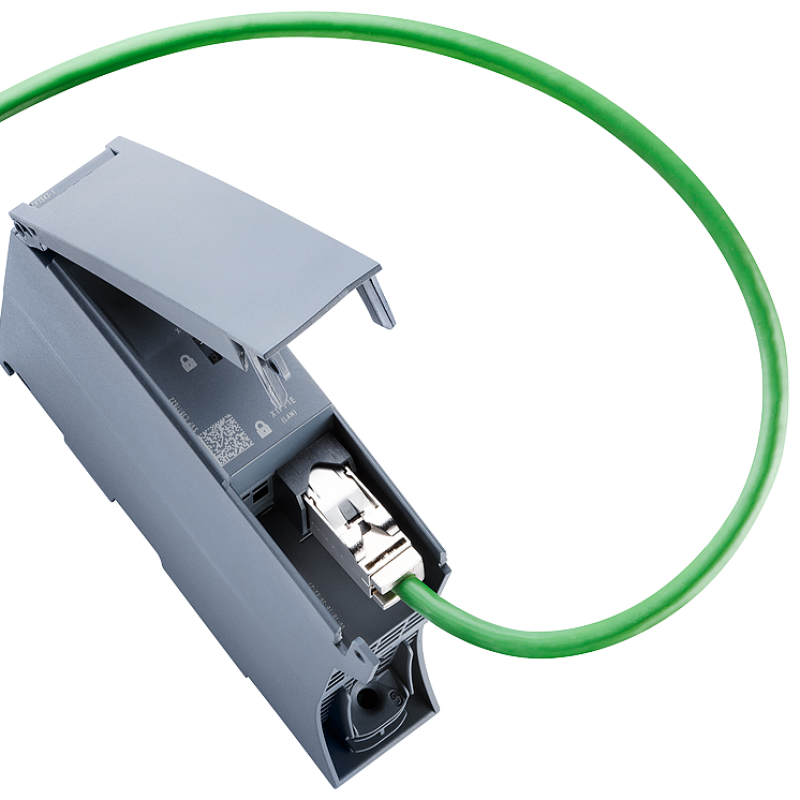 نمای نزدیک از یک شیلنگ سبز متصل به یک دستگاه الکتریکی خاکستری