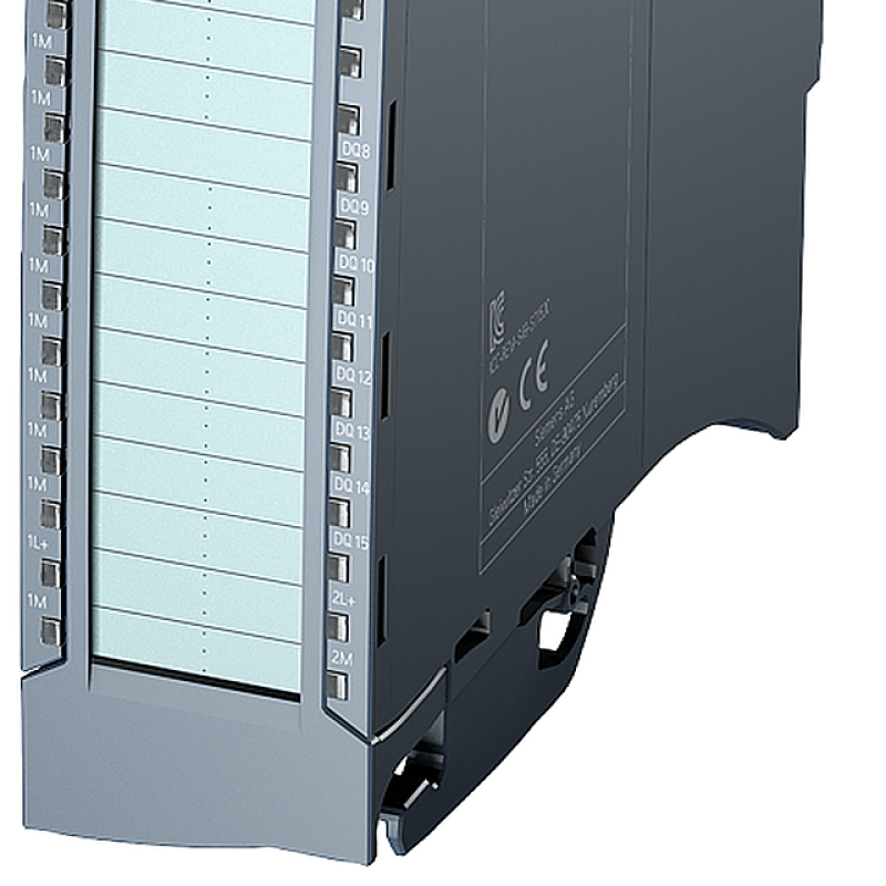 نمای نزدیک از یک دستگاه کامپیوتری با پس زمینه سیاه