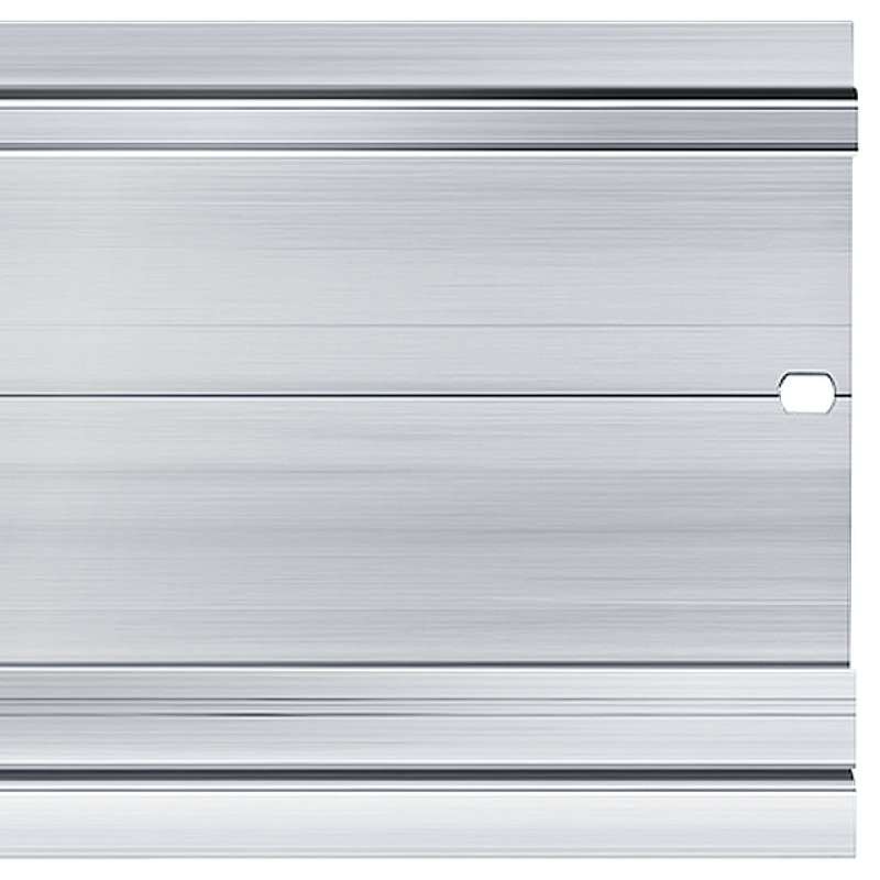 یخچال نقره ای با درب مشکی و دسته مشکی وجود دارد