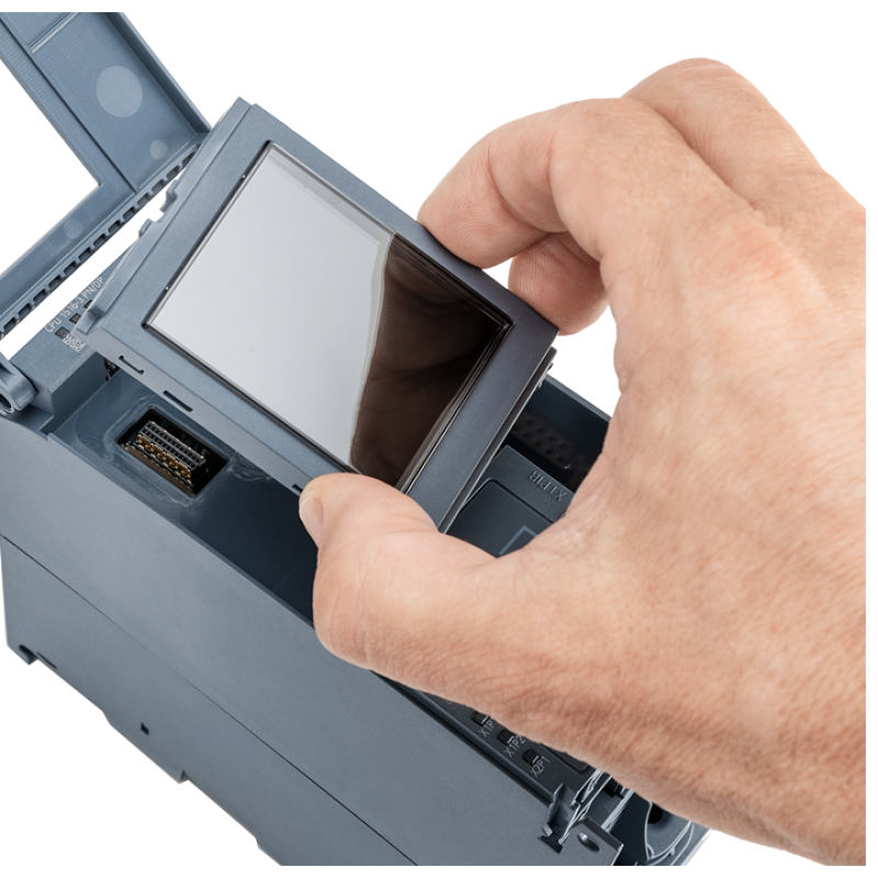 شخصی دستگاه کوچکی را با صفحه نمایش در دست گرفته است