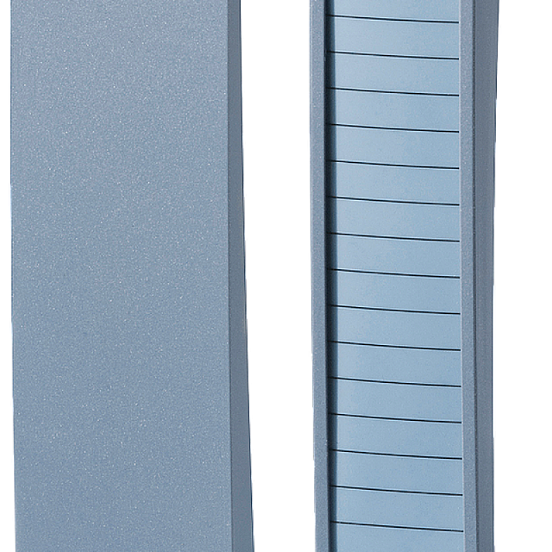 نمای نزدیک از دو قفسه پلاستیکی آبی با علامتی روی آنها