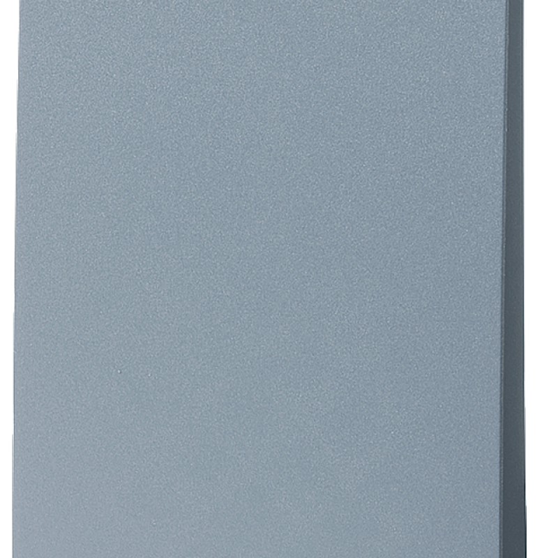 نمای نزدیک از یک محفظه فلزی با پس زمینه سفید