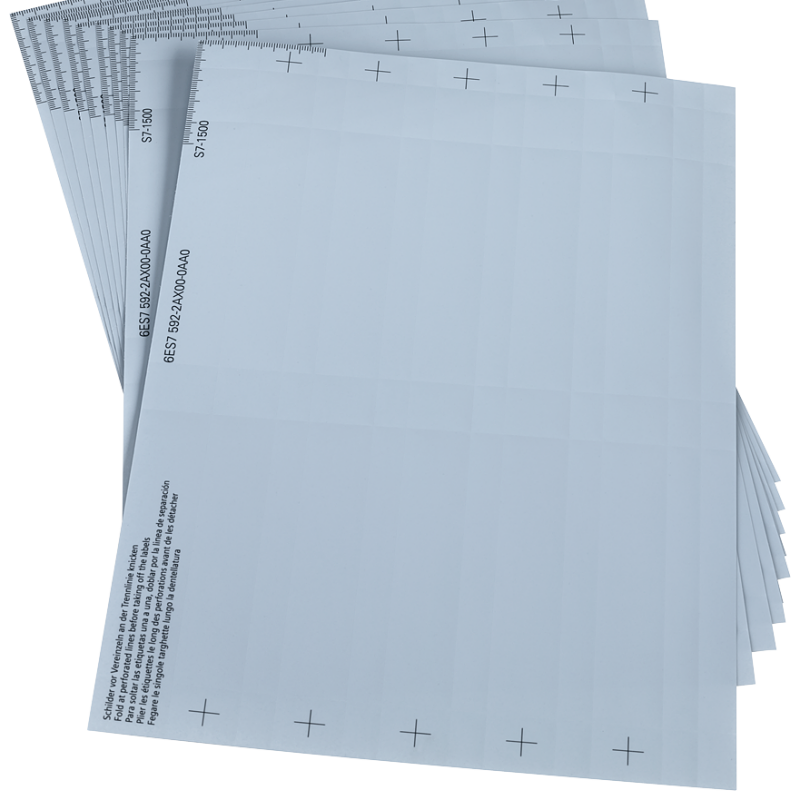 نمای نزدیک از پشته ای از پاکت های سفید با الگوی متقاطع