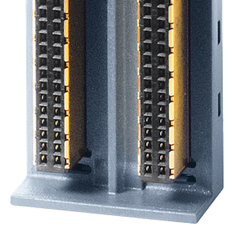 دو باتری در یک جعبه خاکستری روی پس زمینه سیاه وجود دارد