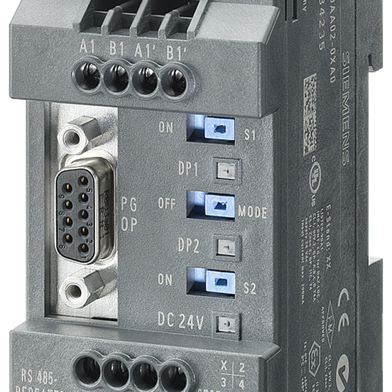 نمای نزدیک از یک کنتاکتور سه قطبی با پس زمینه سیاه