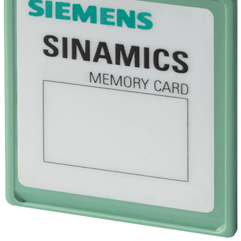 نمای نزدیک از یک کارت حافظه با یک برچسب نام ضمیمه شده است