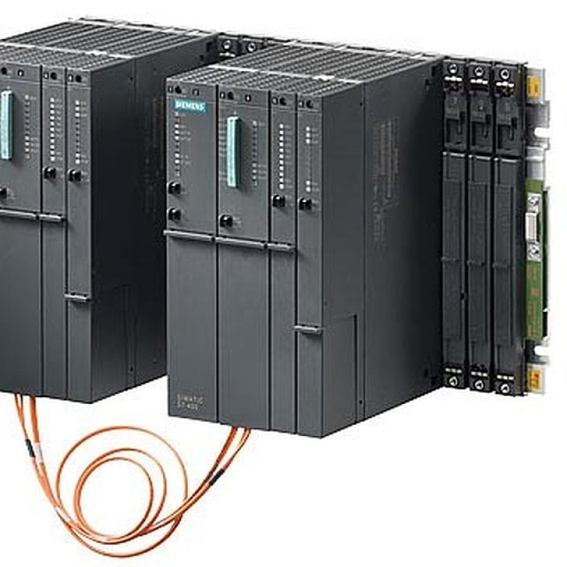 سه منبع تغذیه صنعتی پشت سر هم نشان داده شده است