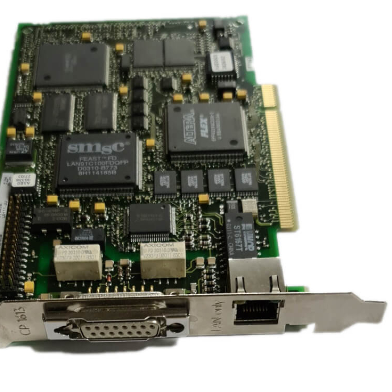 نمای نزدیک از یک کارت کامپیوتر با چندین قطعه متصل