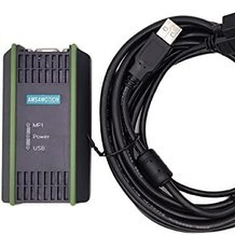 یک کابل USB که به یک آداپتور USB متصل است