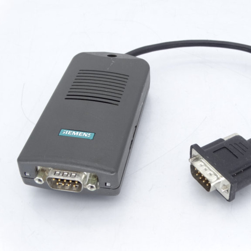 نمای نزدیک از کابل USB متصل به آداپتور کامپیوتر