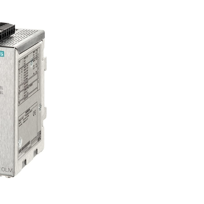 نمای نزدیک از یک کلید روی زمینه سفید با پس زمینه سفید