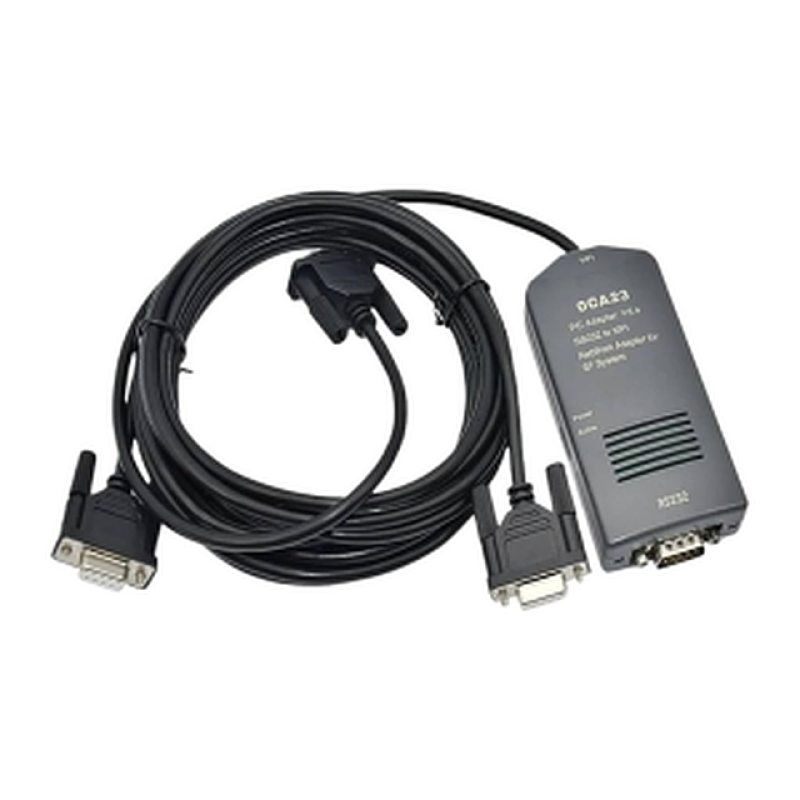 یک کابل USB که به یک آداپتور USB متصل است